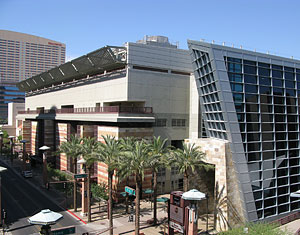 Located on the Phoenix city centre light rail line, this historic boutique hotel features Italian Renaissance design, on-site restaurants and a roof top pool.